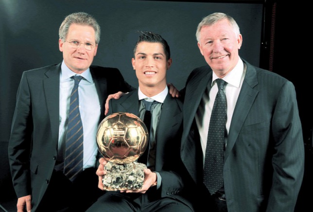 Cristiano Ronaldo egyik Aranylabdájával és pályafutása két legfontosabb edzőjével. Balról Bölöni László, jobbról Sir Alex FergusonFORRÁS: PROSPORT.RO