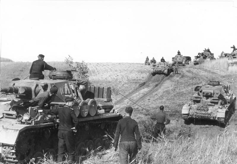 Előrenyomuló Panzer II-es és IV-es harckocsik egy német propagandafotón (Bundesarchiv Bild 101I-265-0040A-22A)